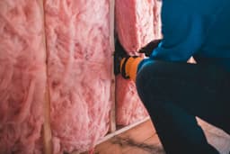 Vată minerală montată între montanții unui perete