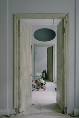 Camere în renovare, cu pardoseala și ușile protejate cu folii