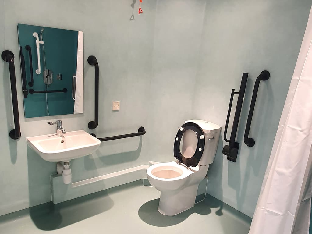 Baie accesibilizată, cu bare de sprijin și obiecte sanitare poziționate cu grijă