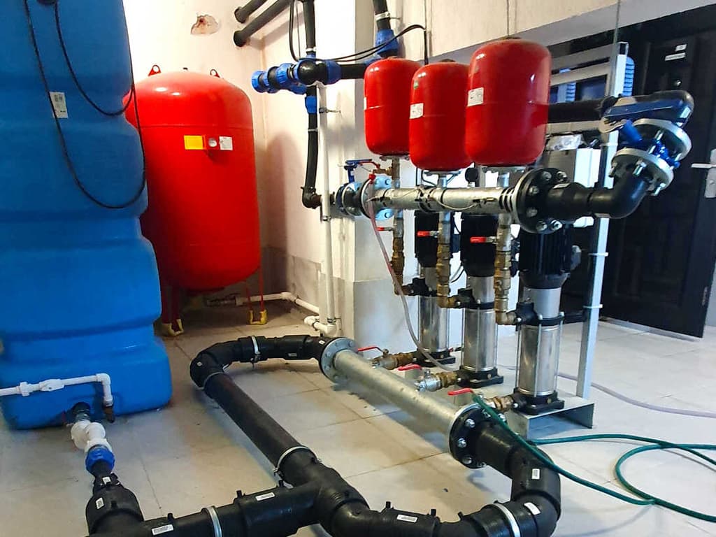 Instalație de încălzire finalizată, cu vase de expansiune, pompe și automatizare