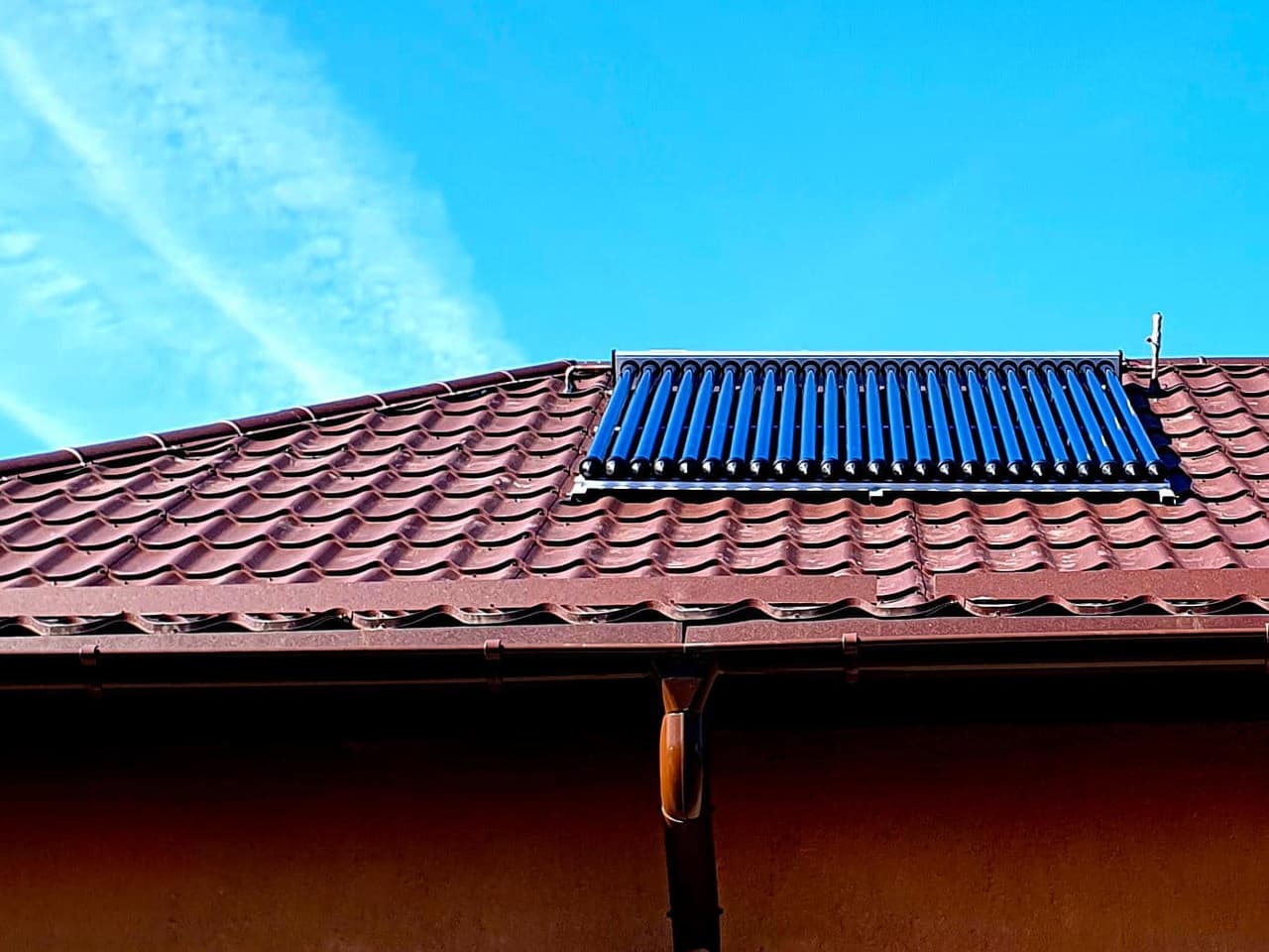 Panou solar pentru apă caldă, montat pe acoperiș