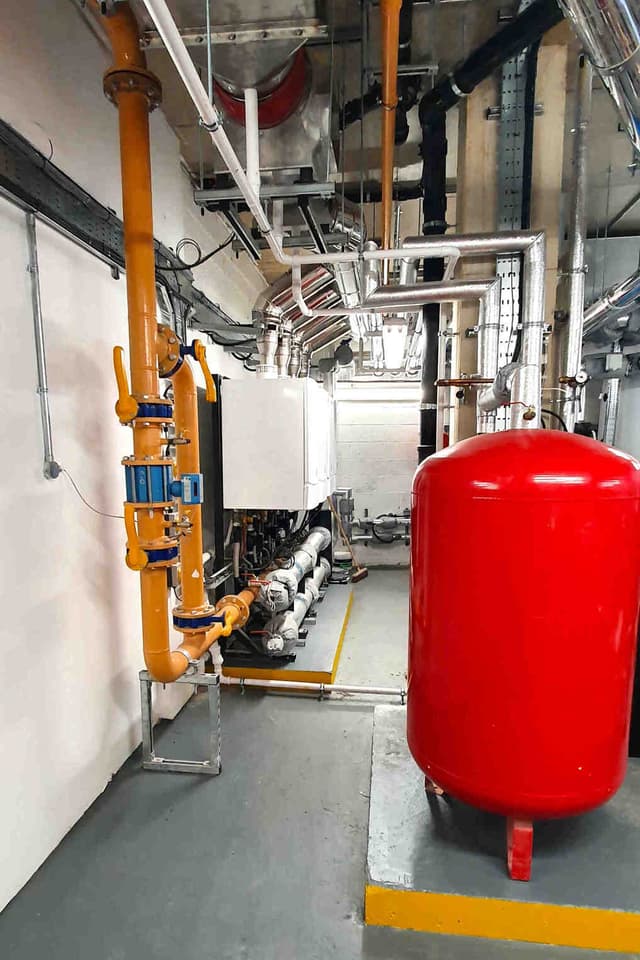 Conducte galbene de alimentare cu gaz lângă un grup de centrale