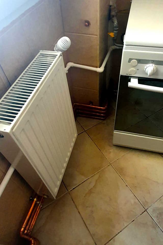 Calorifer tip panou și conductele sale de racordare